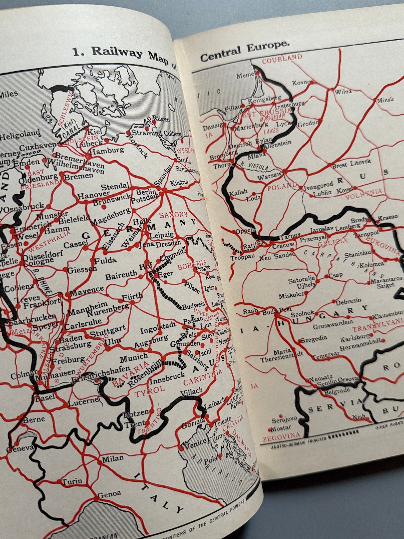 Libro de: Nelson's map book of the world wide war. Primera Guerra Mundial - Thomas Nelson and Sons, ca. 1920