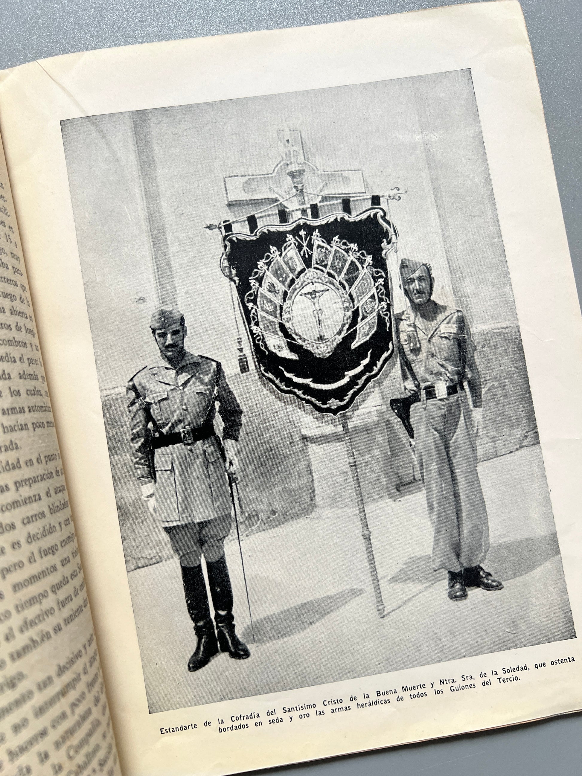 Libro de: La Legión española, Francisco Gómez de Travecedo - Temas Españoles, 1954