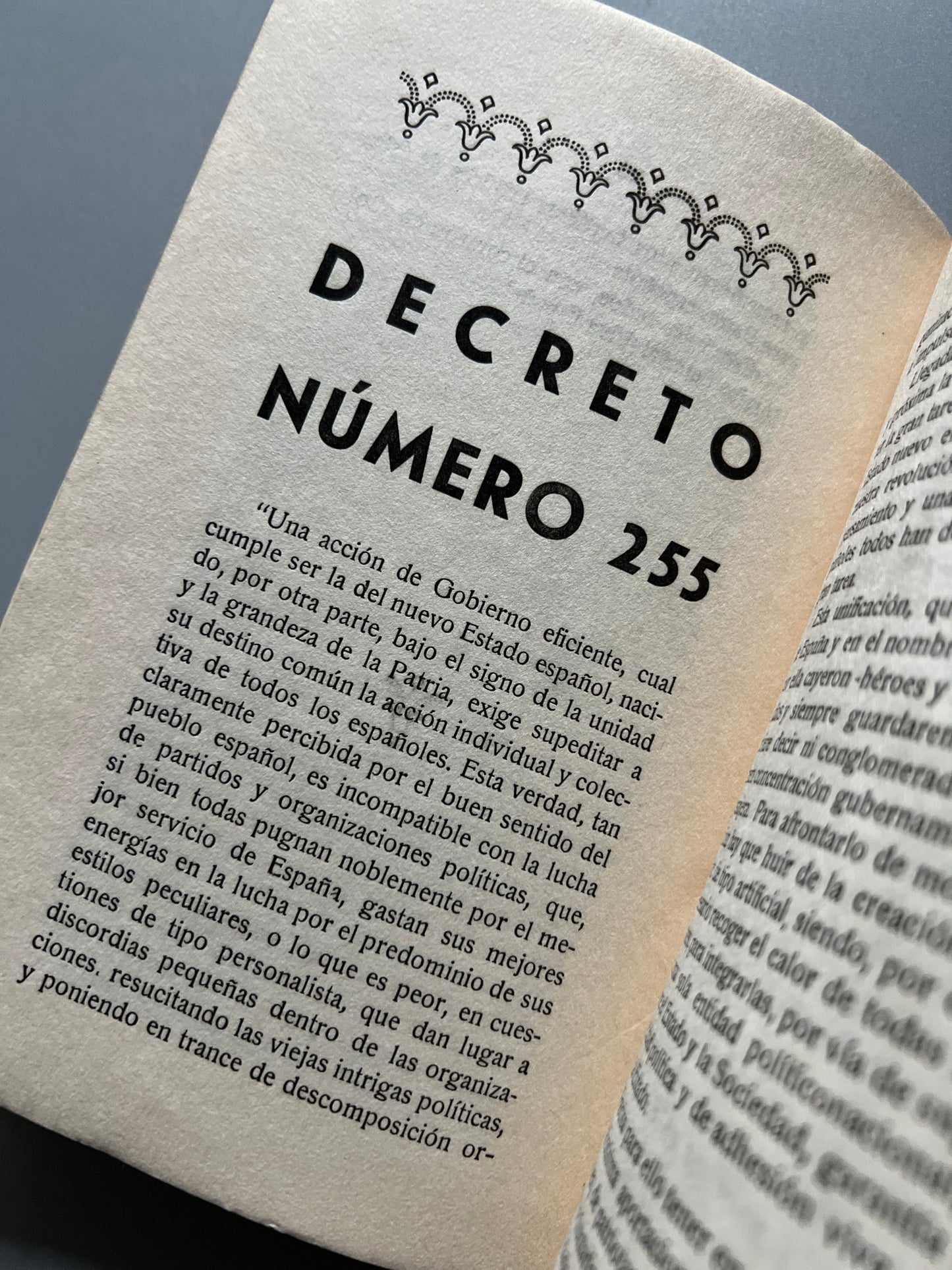 Libro de: Dos discursos históricos. Generalísimo Franco (Guerra Civil) - Ediciones Fermat, 1937