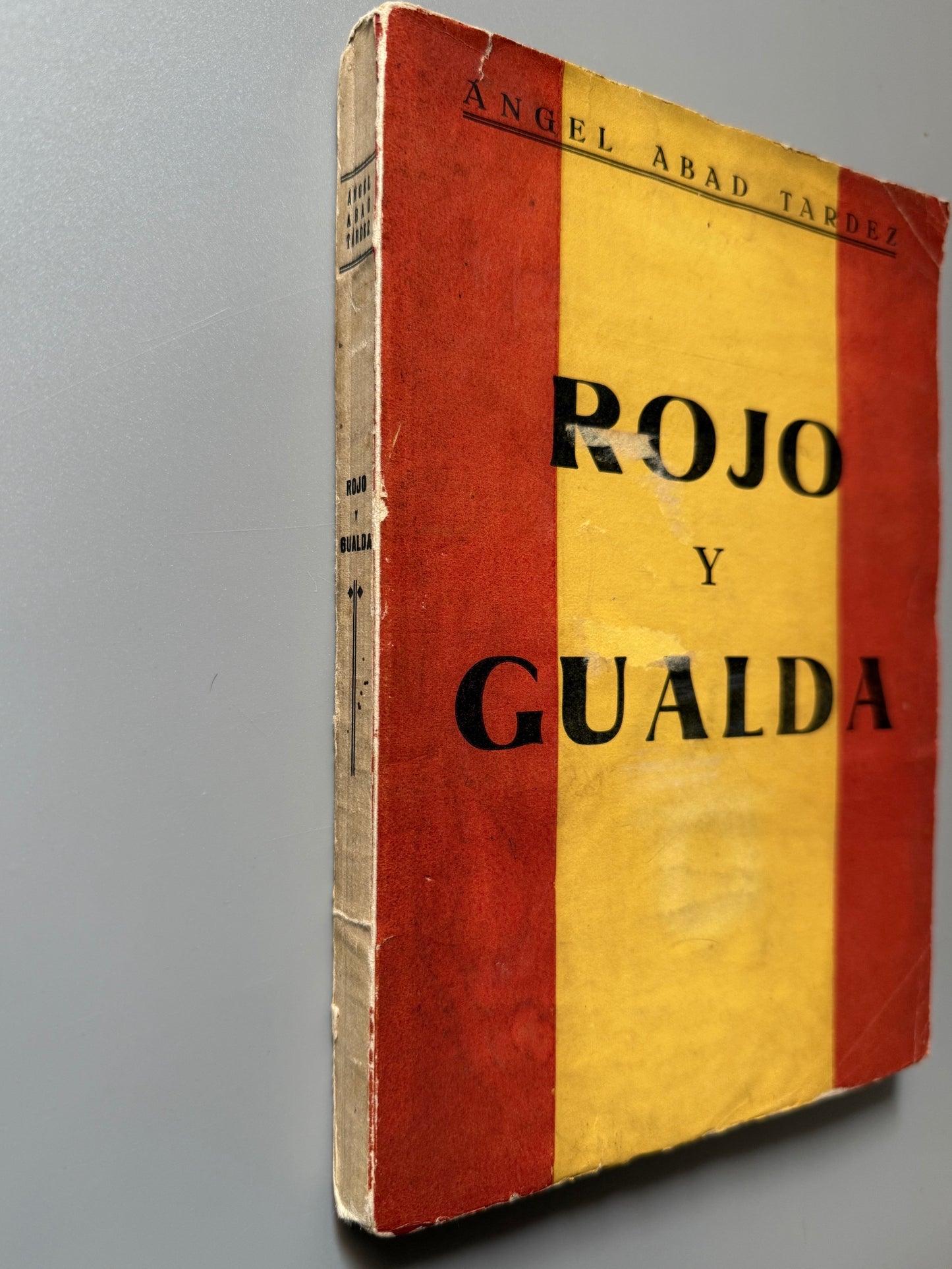 Libro de: Rojo y gualda, Angel Abad Tardez (primera edición) - Industrias Gráficas Uriarte, 1937