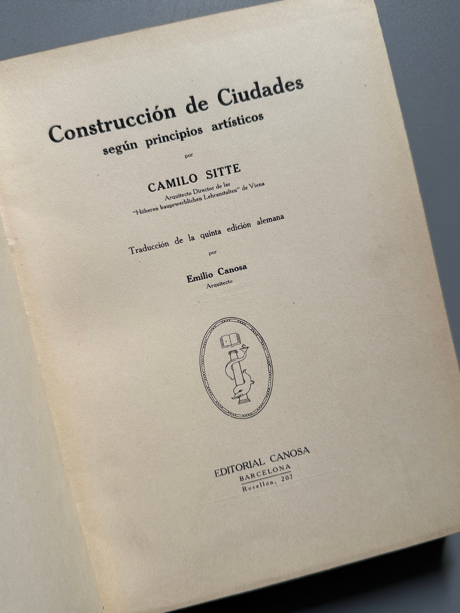 Libro de: Construcción de ciudades según principios artísticos, Camilo Sitte - Editorial Canosa, 1926