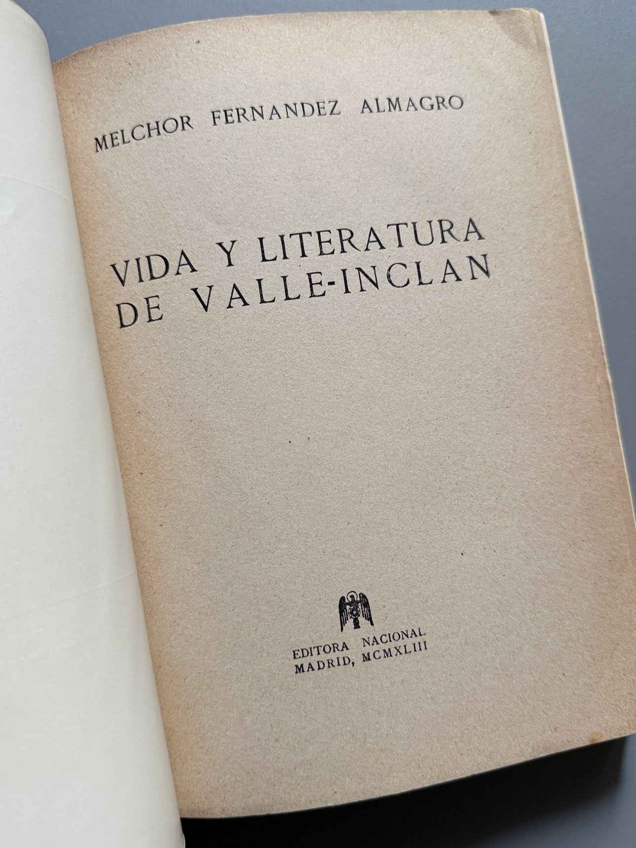 Libro de: Vida y literatura de Valle-Inclán, Melchor Fernández Almagro - Editora Nacional, 1943