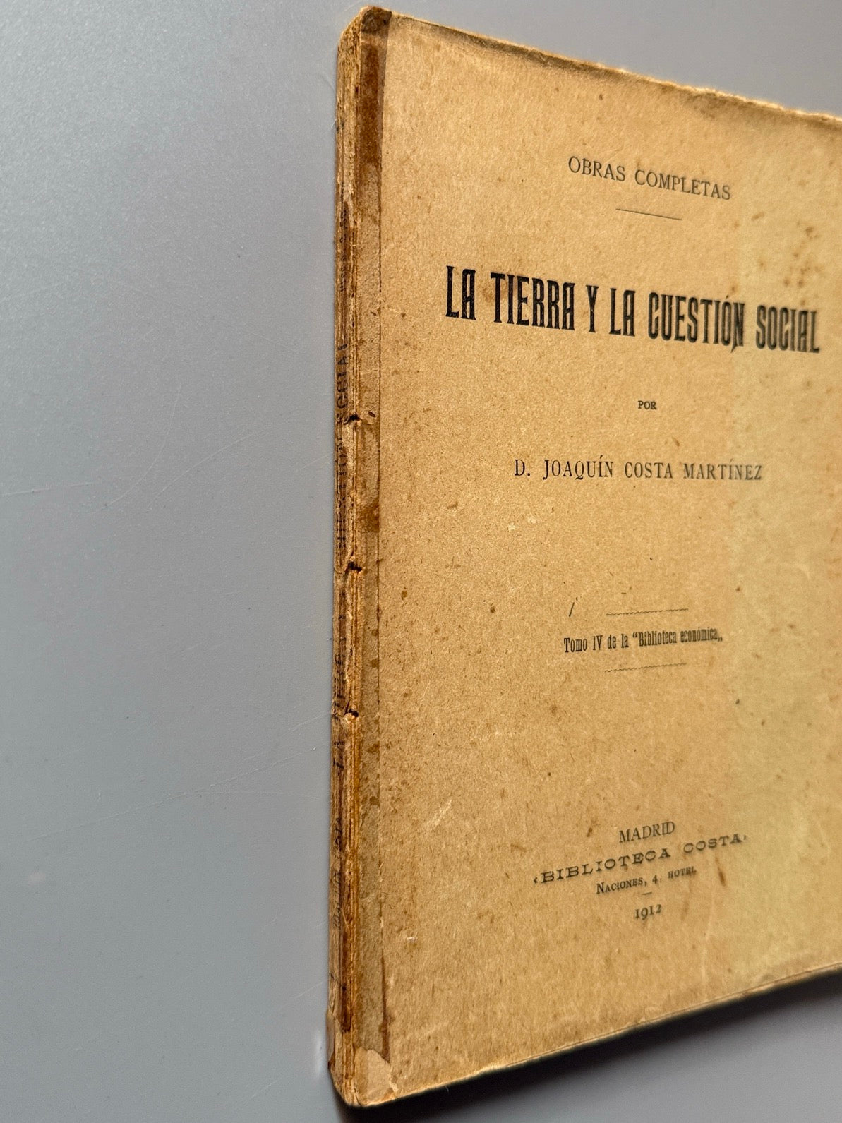 Libro de: La tierra y la cuestión social, Joaquín Costa Martínez - Biblioteca Costa, 1912