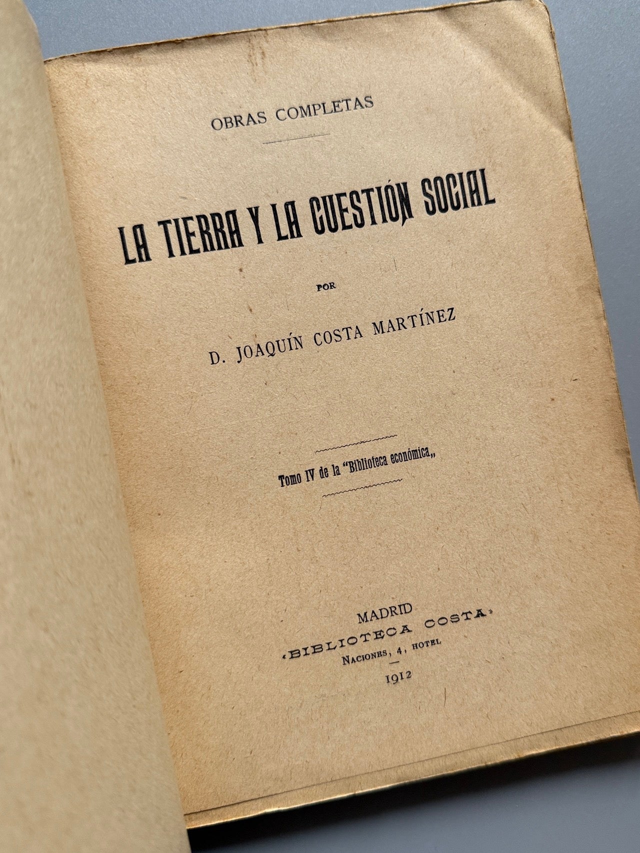 Libro de: La tierra y la cuestión social, Joaquín Costa Martínez - Biblioteca Costa, 1912