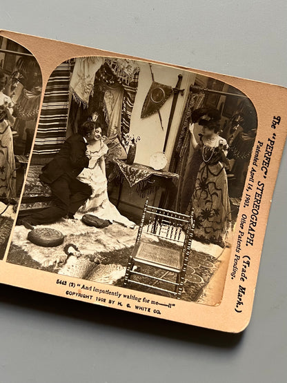 "And impatiently waiting for me", fotografía estereoscópica de teatro - H. C. White Co, ca. 1903